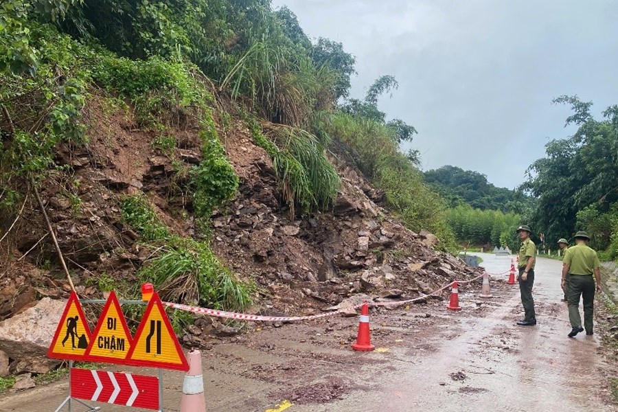HẠT KIỂM LÂM KHU VỰC IV - CHI CỤC KIỂM LÂM CHỦ ĐỘNG RÀ SOÁT, TRIỂN KHAI CÁC BIỆN PHÁP CẤP BÁCH PHÒNG CHỐNG SẠT LỞ ĐẤT LÂM NGHIỆP TRƯỚC DIỄN BIẾN MƯA LỚN